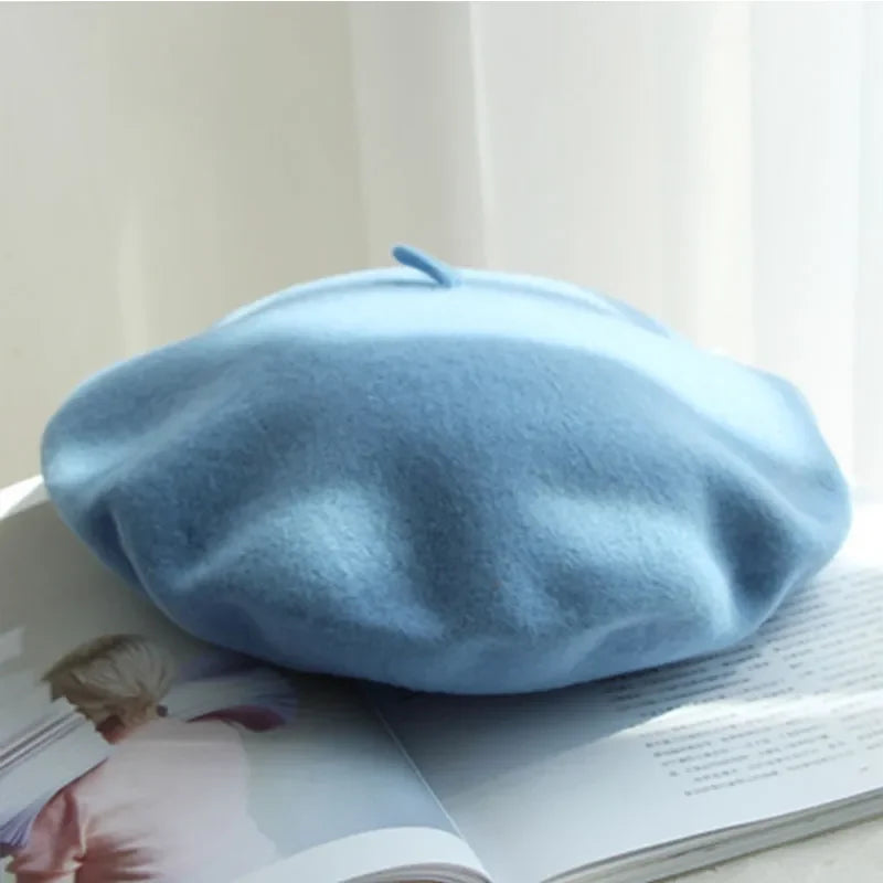 Modisches Damen Beret in Grau, aus strapazierfähigem Filz, für den Winter.