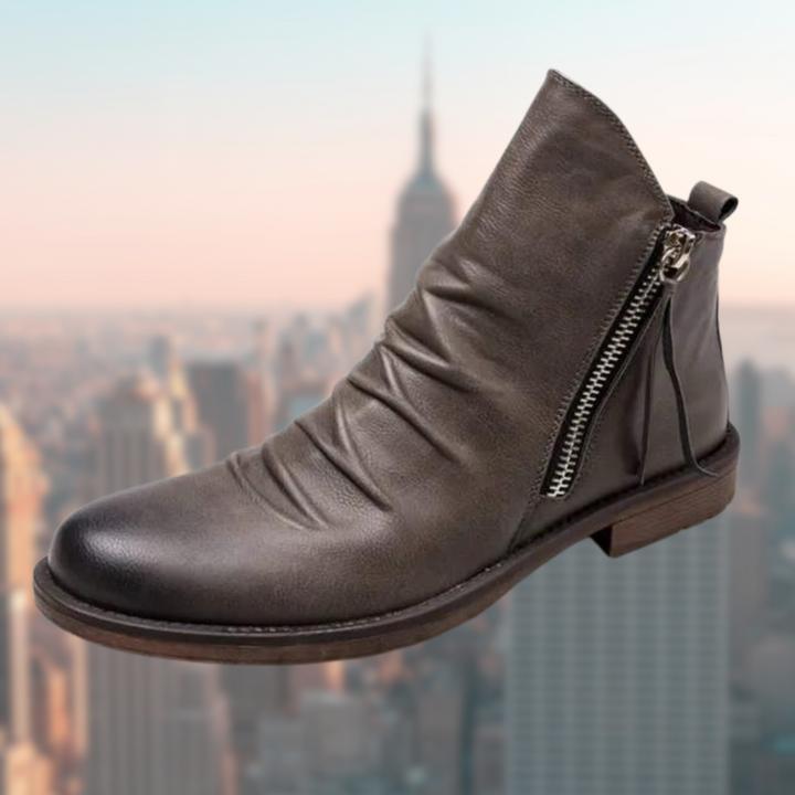 Detailansicht eleganter Milan Lederstiefel in Schwarz. Hochwertiges Leder, klassisches Design für modebewusste Herren.