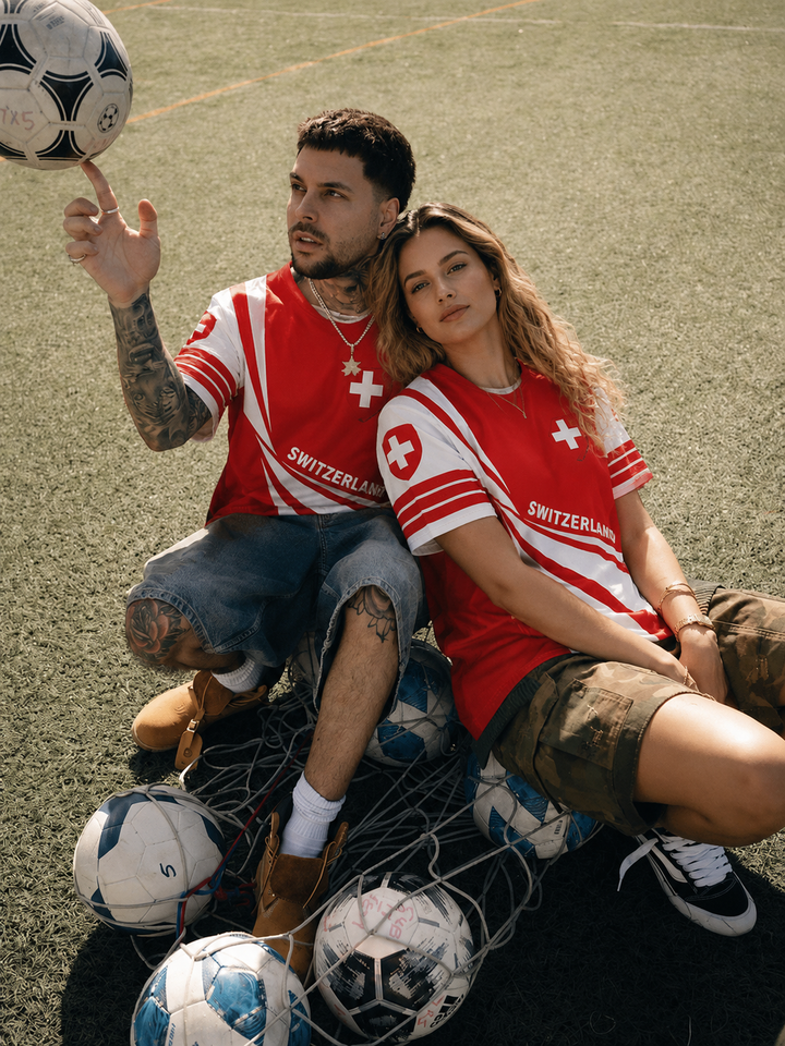 Bequemes Herren Schweizer Flagge T-Shirt. Atmungsaktiver Stoff für sportlichen Freizeitlook & Sommer.