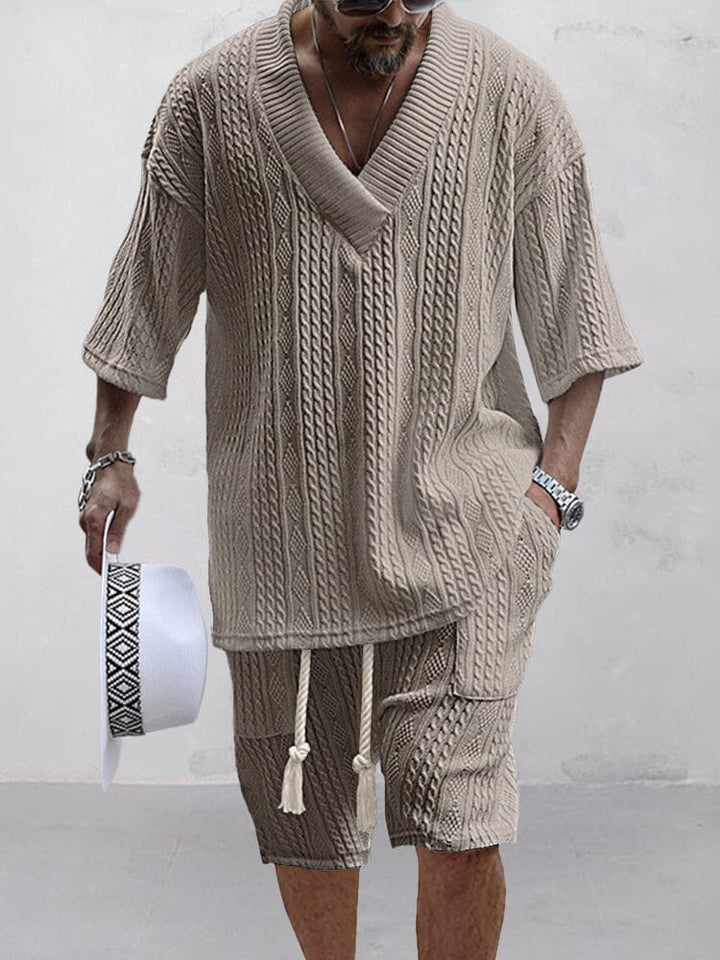 Stylischer Herren Zweiteiler: V-Ausschnitt T-Shirt & Shorts. Ideal als Loungewear, für Freizeit oder Strand Set.