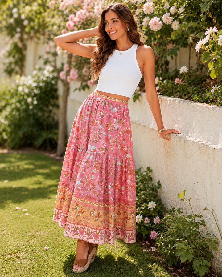 Rosa Vintage Boho Maxikleid für Damen, mit fließendem Design & Blumen. Ein schickes Sommer- & Strandkleid.