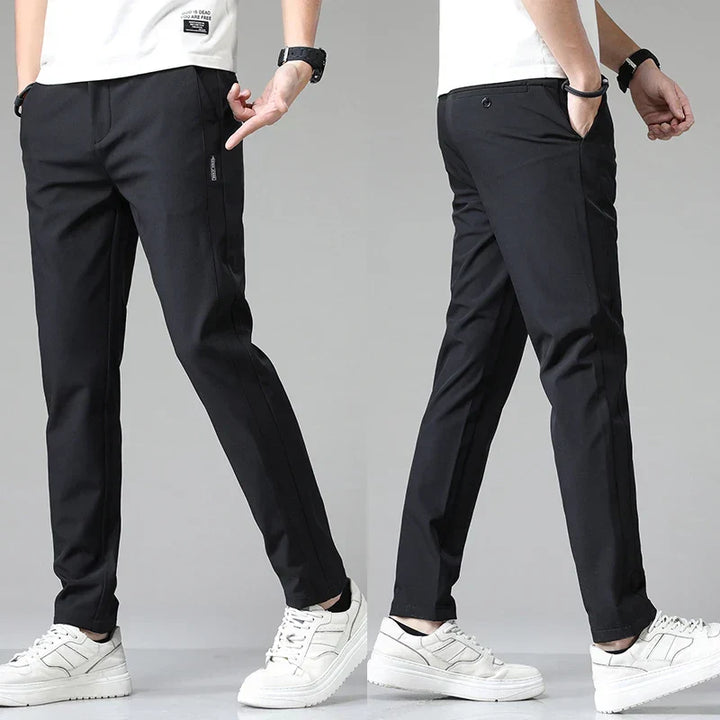 Dunkelblaue Herren Stretchhose Slim Fit, schlank geschnitten & atmungsaktiv, ideal für smarte Freizeitlooks.
