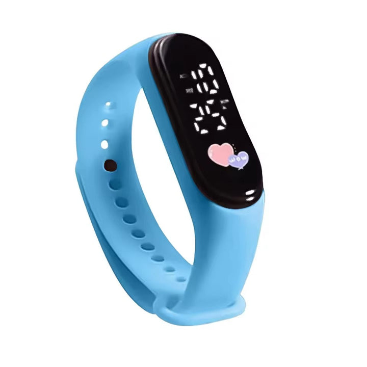 Helles Digitaldisplay der Kinder Smartwatch zeigt Uhrzeit und nützliche Funktionen.