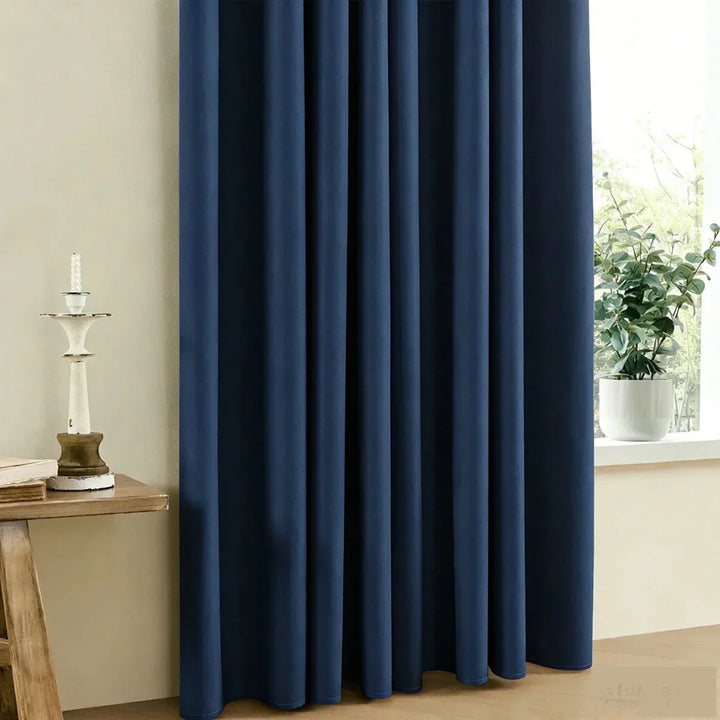 Stilvoller blickdichter Vorhang in Anthrazit, ideal für moderne Wohnzimmer-Fensterdekoration.