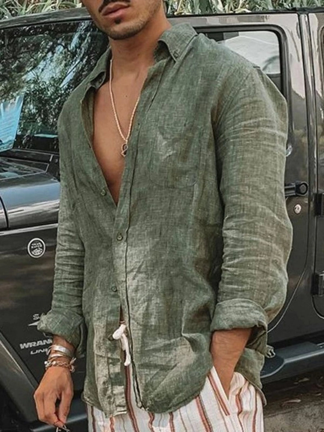 Lässiges Herren Sommerhemd aus Leinen mit Knopfleiste, langarm. Ideal für warme Tage und Freizeitmode.