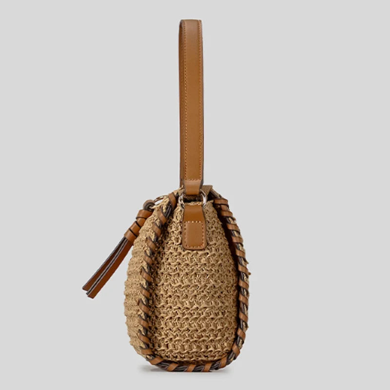 Detailansicht der hochwertigen geflochtenen Textur einer Damen Schultertasche, modernes & elegantes Design.