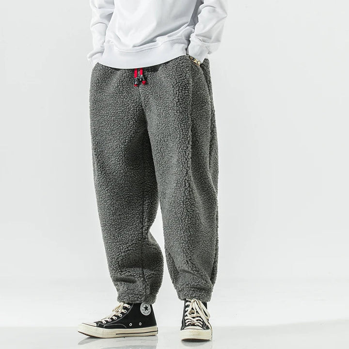Weiche Herren-Sweathose mit Kordelzug. Warme Jogginghose in lockerer Passform für ultimativen Alltagskomfort.