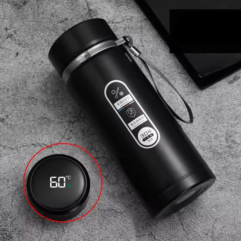 Praktische smarte Thermoskanne für unterwegs, mit genauer Temperaturanzeige & auslaufsicherem Design.