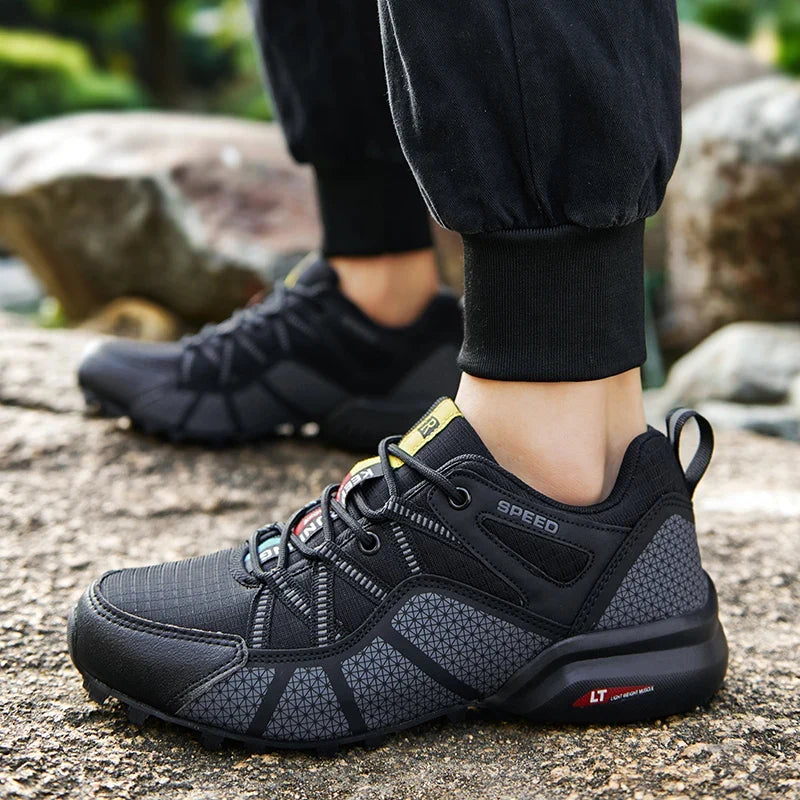 Robuste Herren Trekkingschuhe (Rot) mit Schnürung, rutschfest für Outdoor-Abenteuer & Komfort.