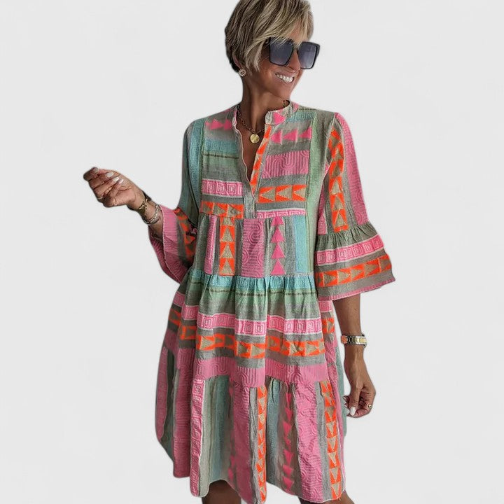 Bequemes Damen Boho Sommerkleid, Relaxed Fit, mehrfarbiges Design für elegante Freizeitlooks im Sommer.