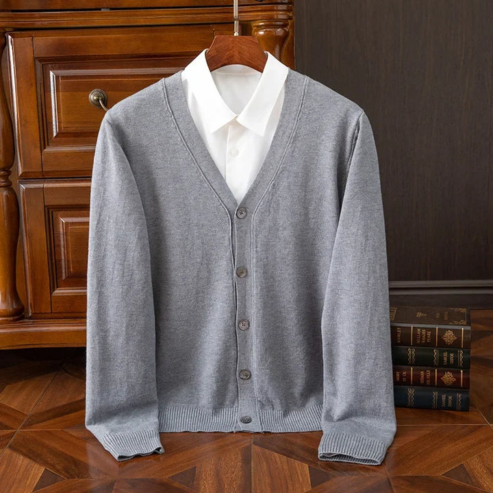 Hochwertiger Herren Cardigan mit V-Ausschnitt und Knopfleiste, essentielle Oberbekleidung.
