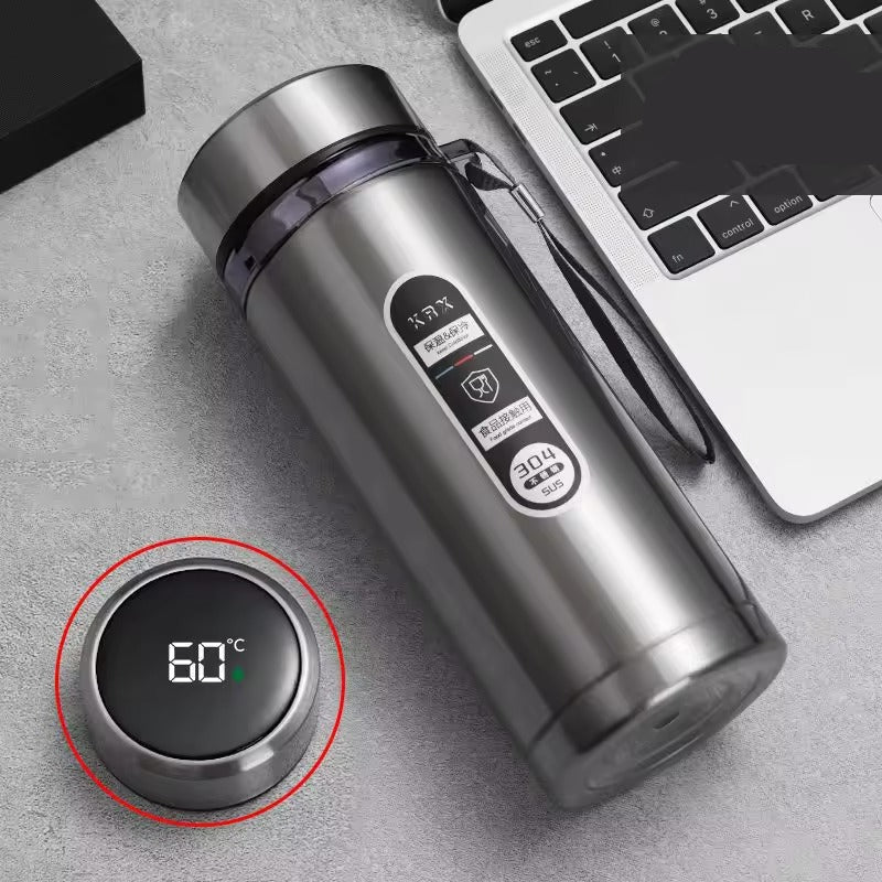 Smarte Thermoskanne aus Edelstahl mit digitaler Temperaturanzeige, ideal für warme & kalte Getränke unterwegs.