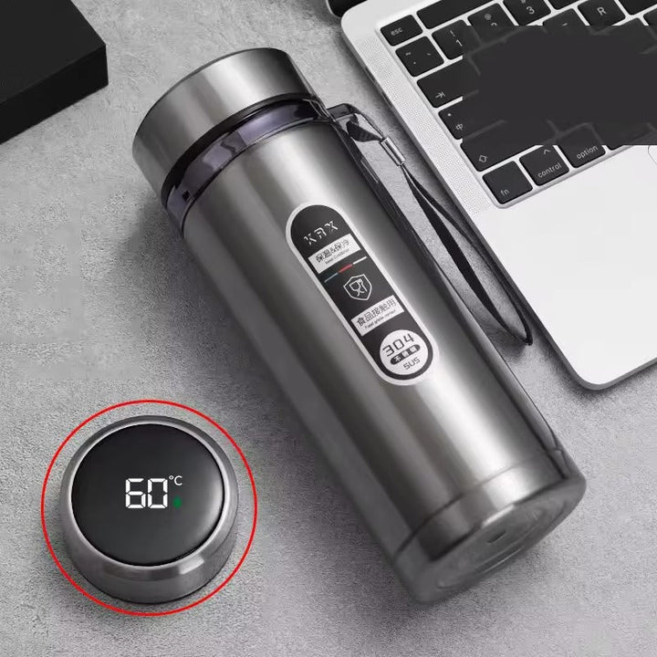 Smarte Thermoskanne aus Edelstahl mit digitaler Temperaturanzeige, ideal für warme & kalte Getränke unterwegs.