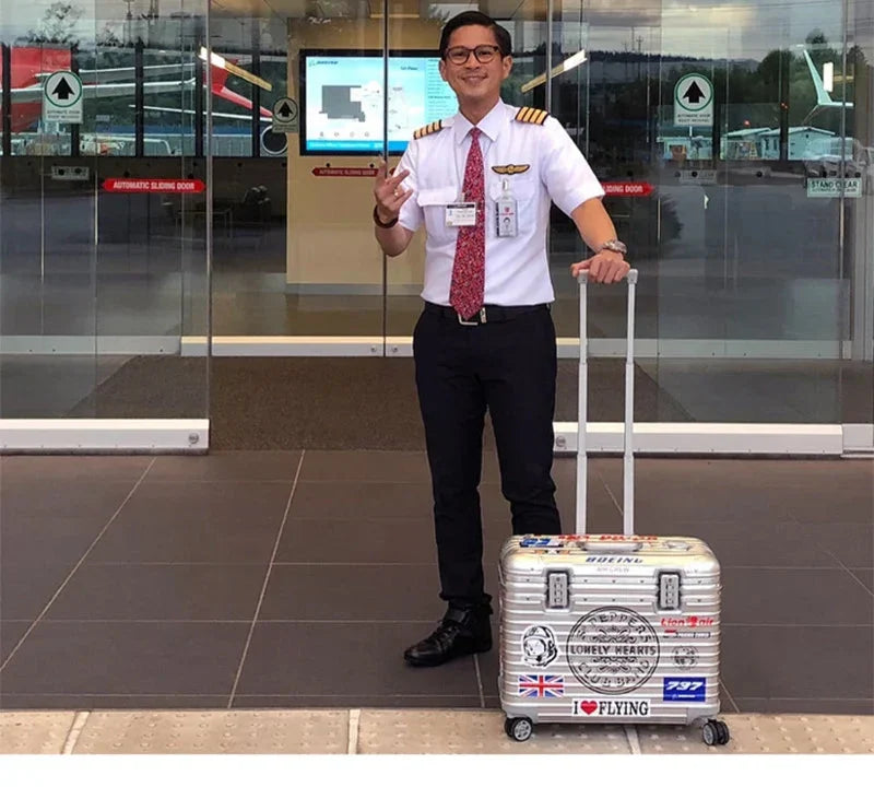 Hochwertiger Aluminiumkoffer Monaco in Titanium; robuster Hartschalen-Trolley für Reisen mit viel Gepäck.