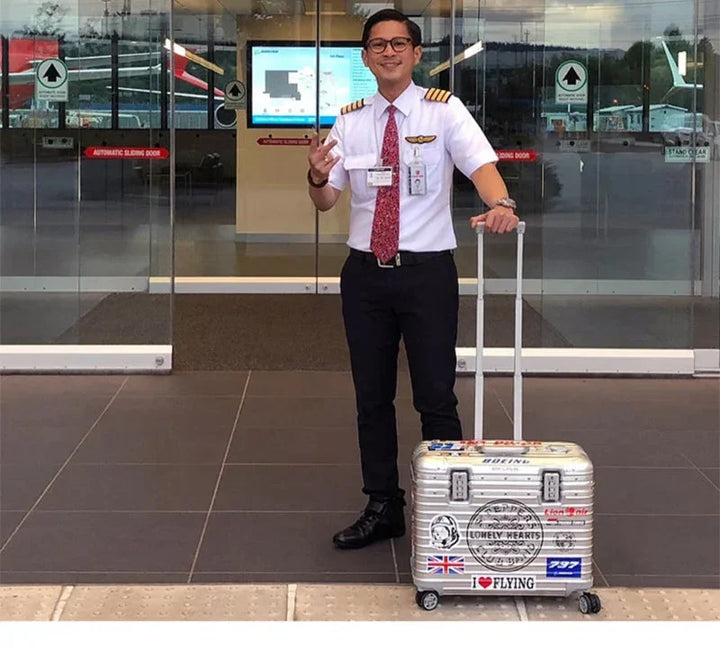 Hochwertiger Aluminiumkoffer Monaco in Titanium; robuster Hartschalen-Trolley für Reisen mit viel Gepäck.