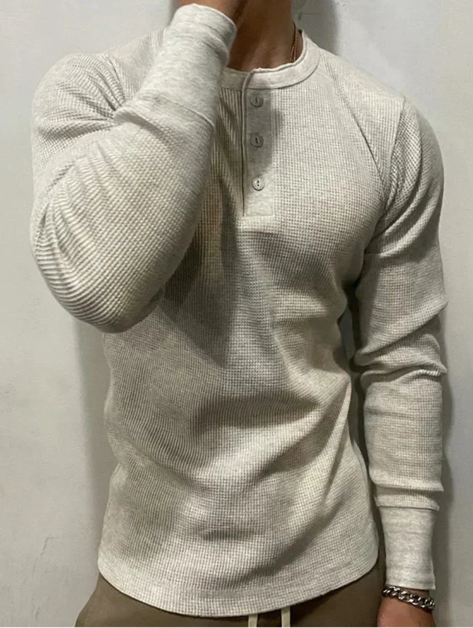 Bequemes Herren Langarm-T-Shirt mit Waffelstruktur und Henley-Kragen, modern und stylisch.