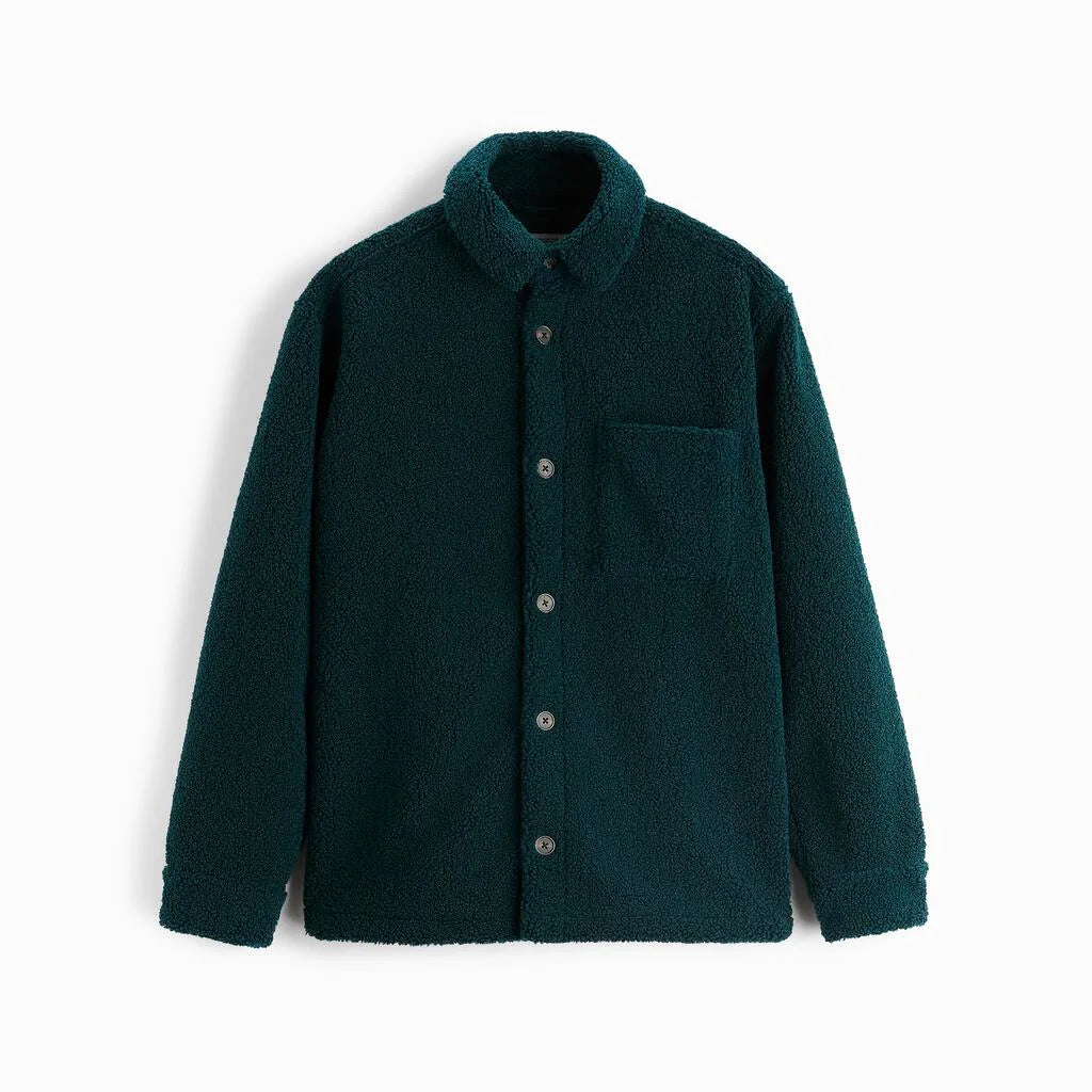 Trendige Herrenjacke aus weichem Teddy-Stoff, mit Knopfleiste und Brusttasche für hohen Komfort.