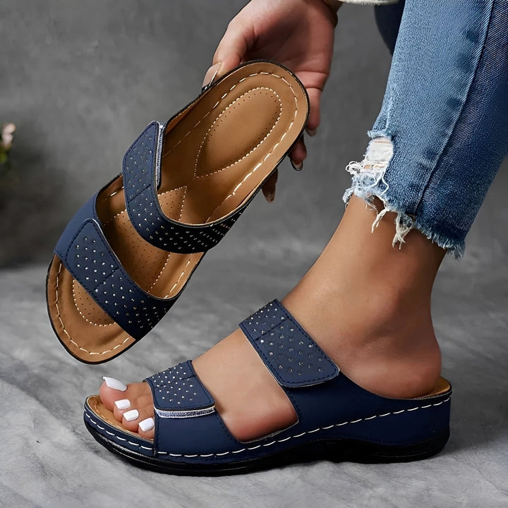 Stilvolle flache Damen Sandalen mit Nieten, ideal als bequeme Sommerschuhe für Freizeit und Alltag.