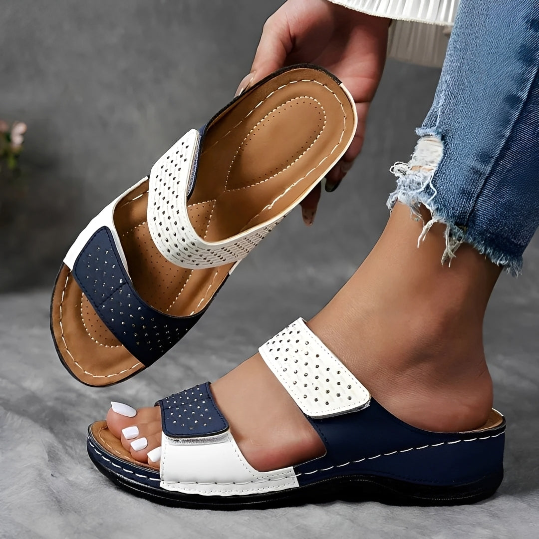 Leichte Damen Slides mit verstellbaren Riemen, perfekt als bequeme Sommerschuhe für entspannte Tage.