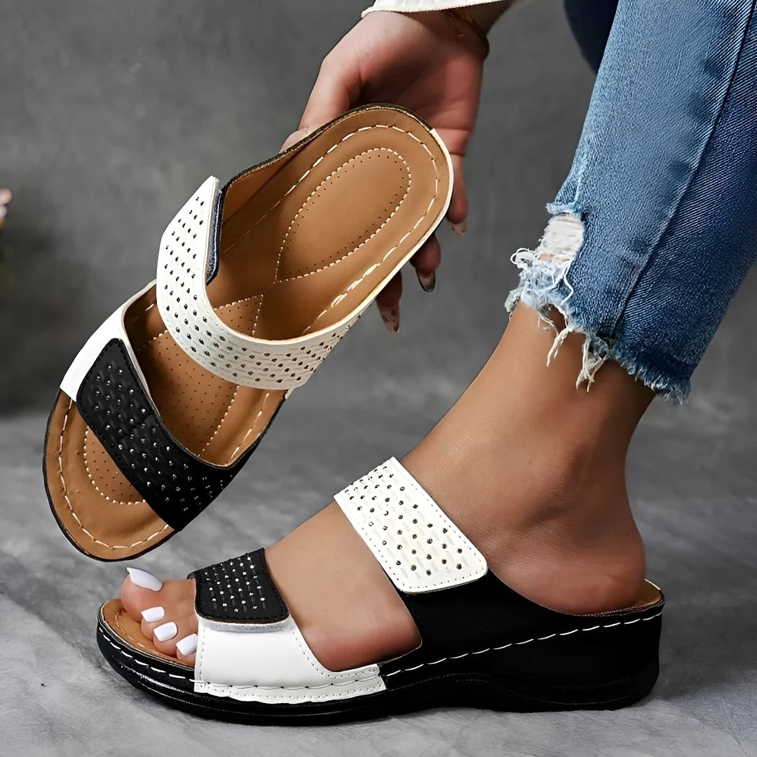 Moderne Damen Sandalen mit weicher Innensohle und stilvollen Nieten, ideal für hohen Tragekomfort.