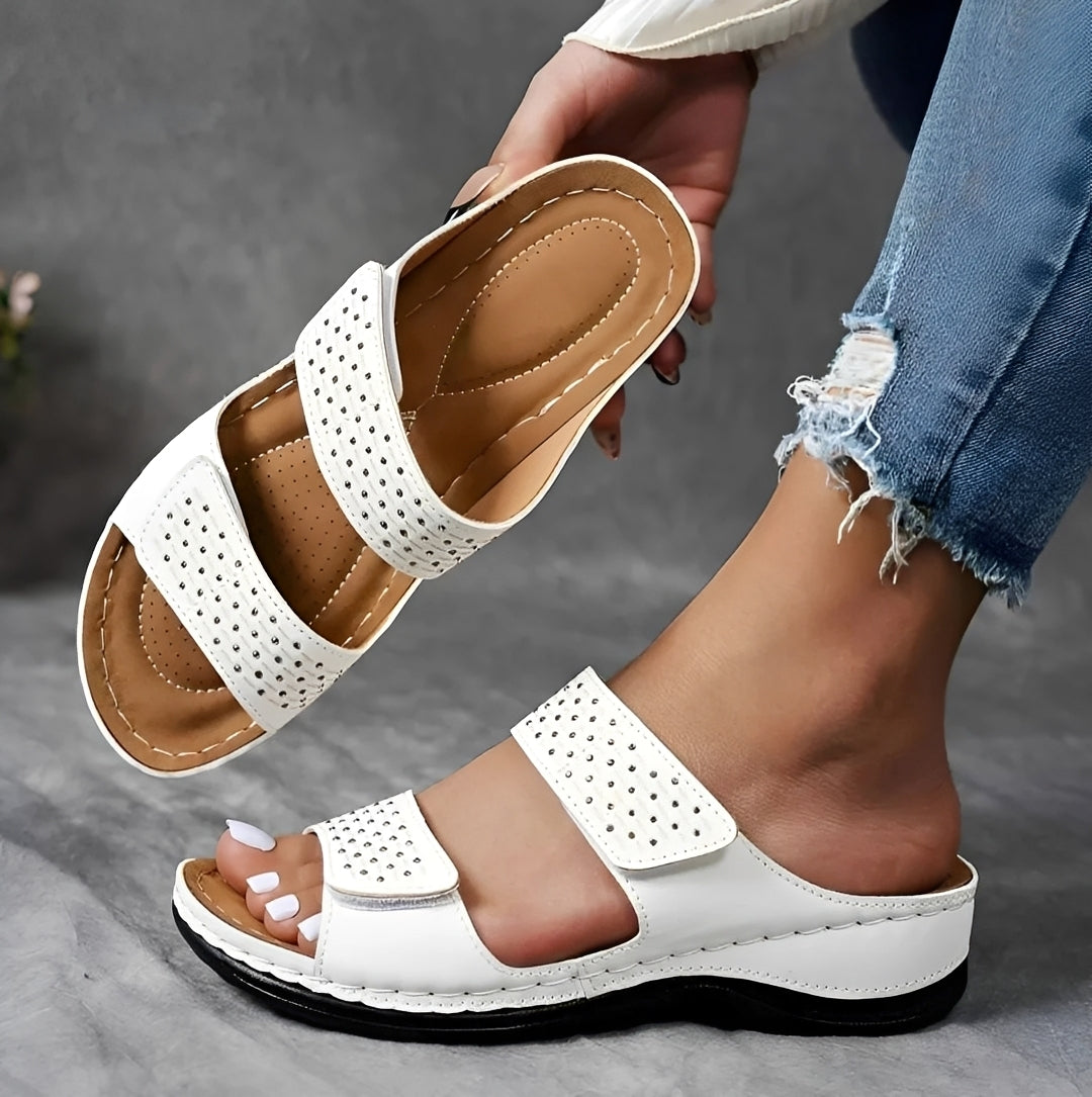 Damen Sandalen mit verstellbaren Klettverschluss-Riemen und weicher Innensohle für maximalen Komfort im Alltag.