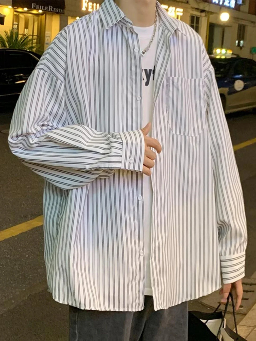Trendiges Herren Hemd, Oversize mit Streifen, bequemer, lässiger Schnitt für moderne Herrenmode.