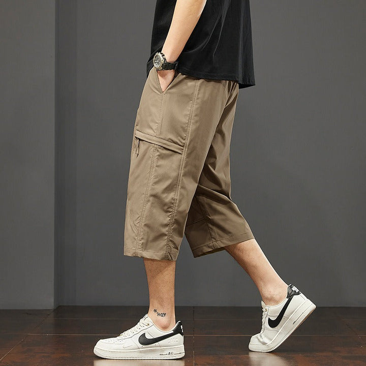 Robuste Khaki Herren Cargo Shorts mit praktischen Seitentaschen und verstellbarem Bund für Freizeit & Outdoor.