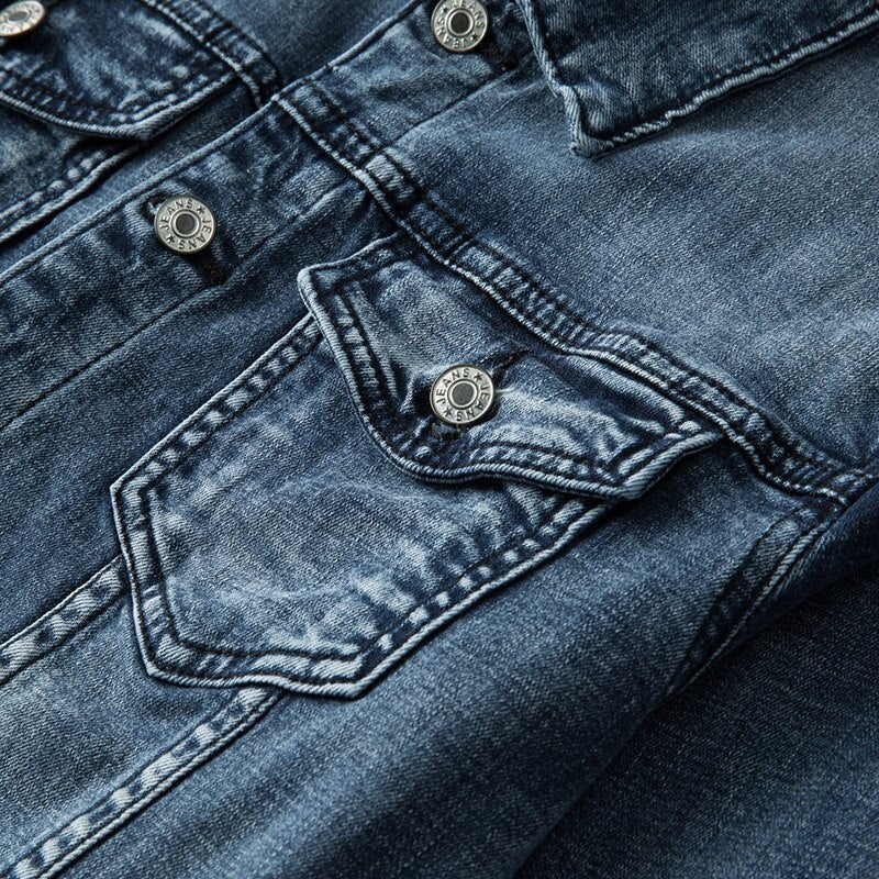 Ein Mann trägt eine klassische blaue Archer Denimjacke, perfekt für einen entspannten und stilvollen Look.