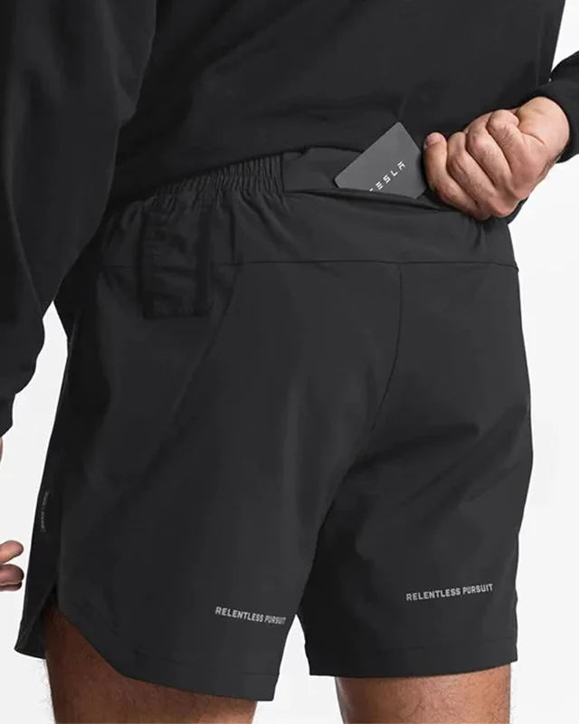 Detailaufnahme: Textur des atmungsaktiven, schnelltrocknenden Gewebes der Herren Sportshorts.