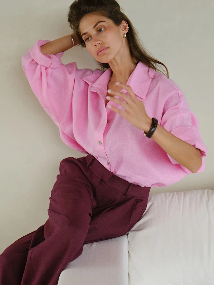 Moderne Damen Oversize Bluse Violetta in Blau, ideal als Sommer- oder Frühlingsmode. Lässiger Look.