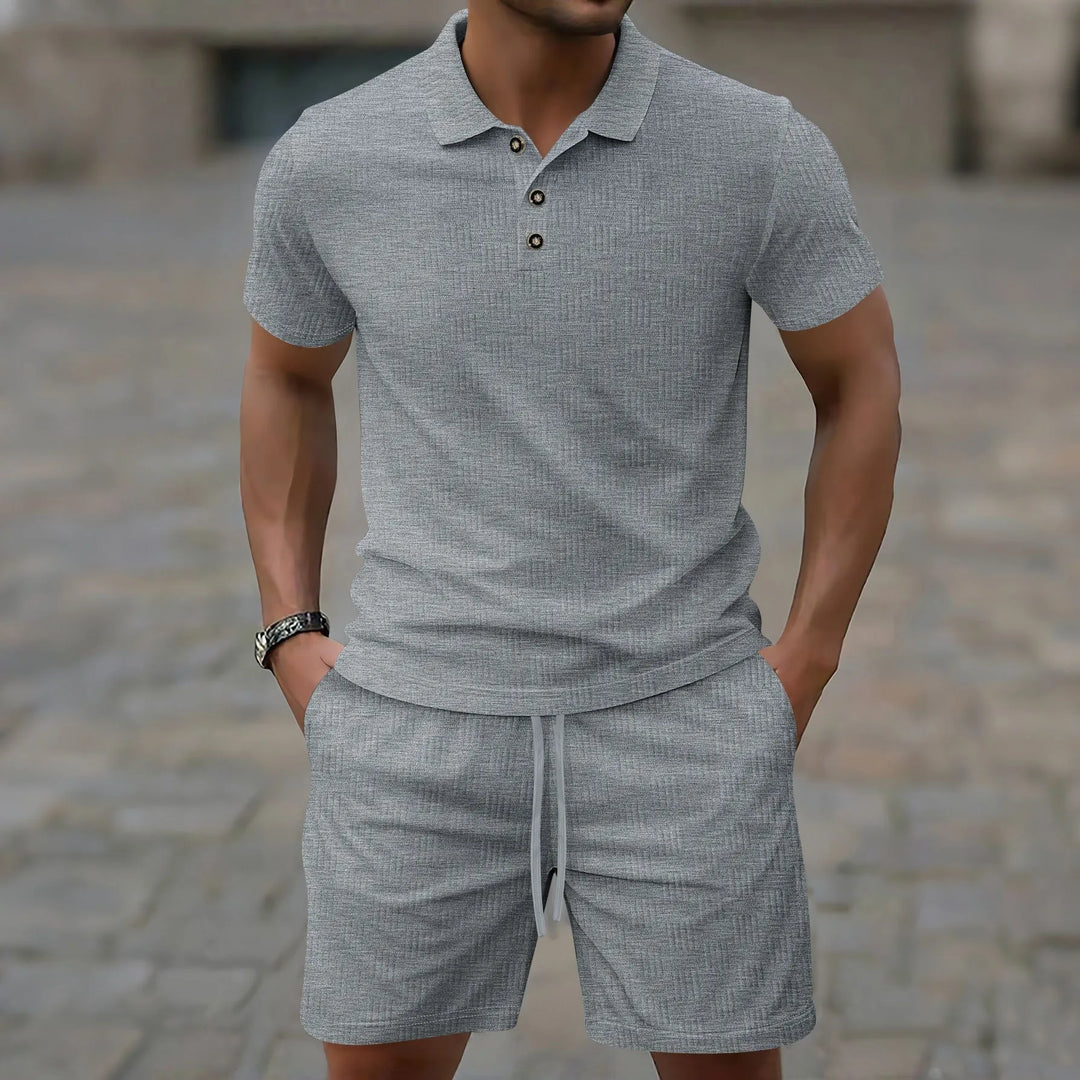 Moderner Herren Freizeit Anzug: Ein Zweiteiler Polo-Set mit lockerem Kurzarm-Polo und bequemen Shorts.