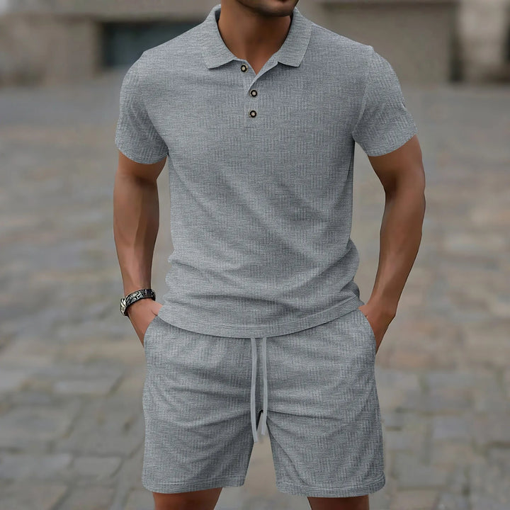 Moderner Herren Freizeit Anzug: Ein Zweiteiler Polo-Set mit lockerem Kurzarm-Polo und bequemen Shorts.