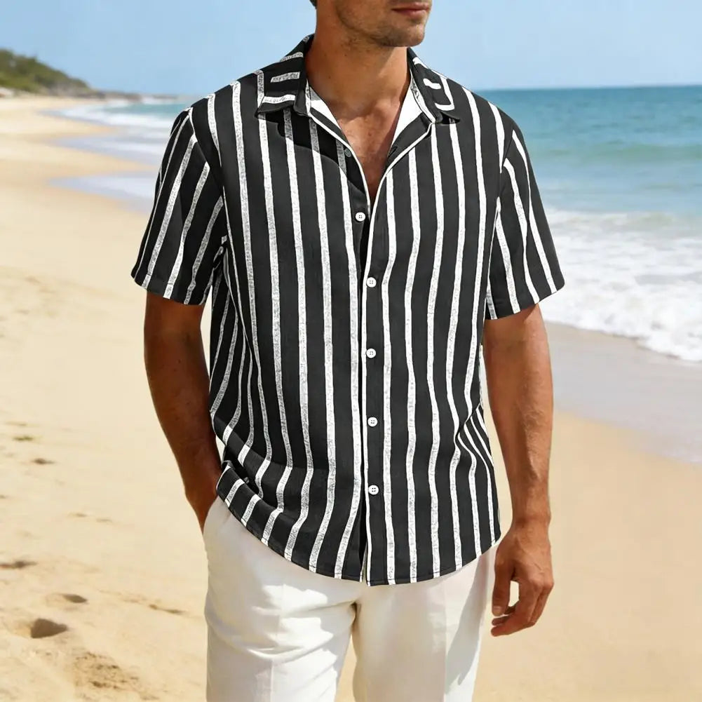Modernes Kurzarmhemd für Herren mit modischen Streifen, perfekt für sommerliche Anlässe und Freizeit.