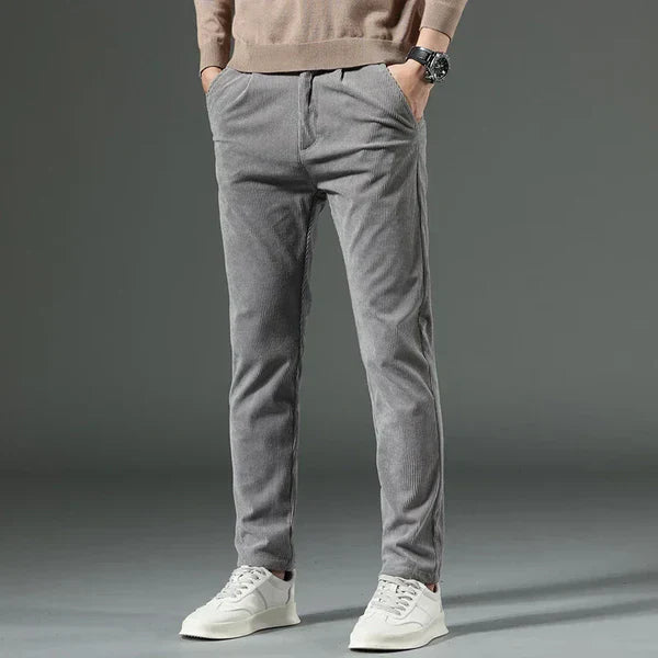 Herren Slim Fit Cordhose in elegantem Design, ideal für Business Casual und Freizeit das ganze Jahr.