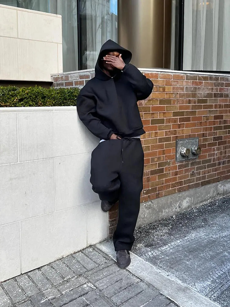 Stylischer Herren Freizeitanzug: Oversized Hoodie & Jogger, vielseitig für Streetwear und Sport im Herbst.
