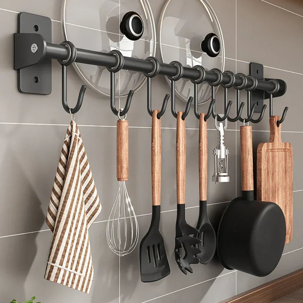 Stabile Stahl-Hakenleiste zur Wandmontage in der Küche. Ideal für Küchenhelfer und eine saubere Arbeitsfläche.