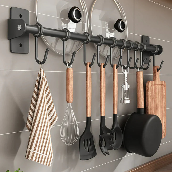 Stabile Stahl-Hakenleiste zur Wandmontage in der Küche. Ideal für Küchenhelfer und eine saubere Arbeitsfläche.