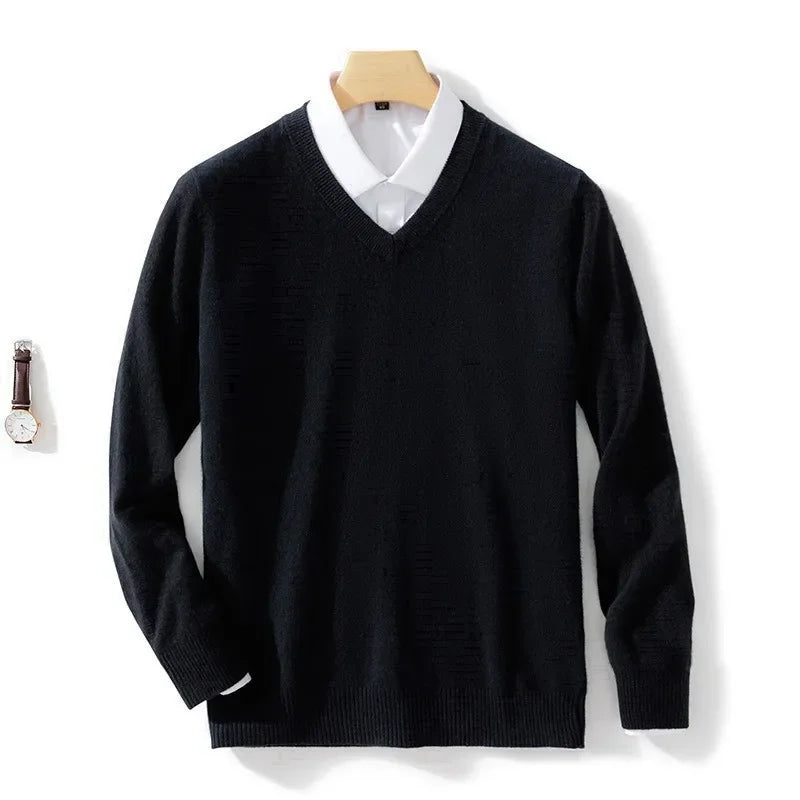 Klassischer Herren V-Ausschnitt Pullover, gemütlicher Langarm-Strick für stilvolle Herbsttage.