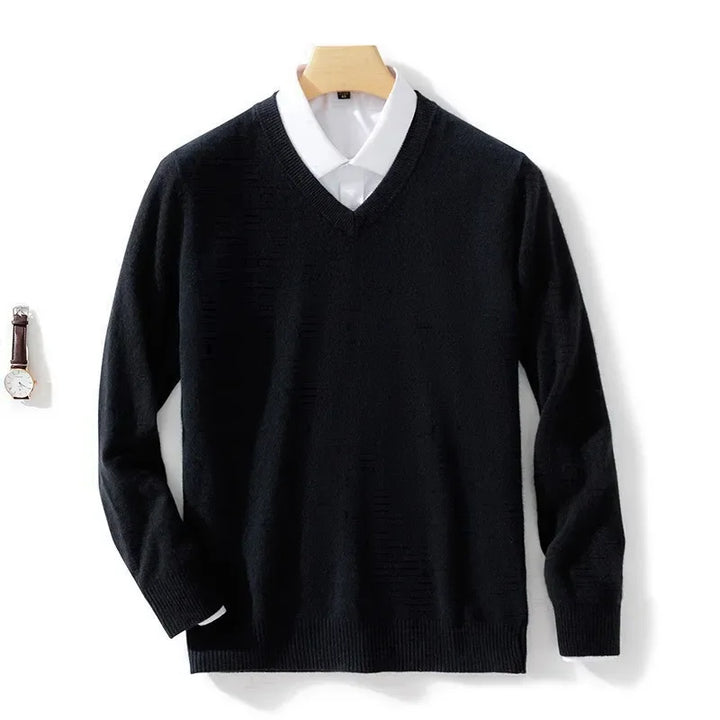 Klassischer Herren V-Ausschnitt Pullover, gemütlicher Langarm-Strick für stilvolle Herbsttage.
