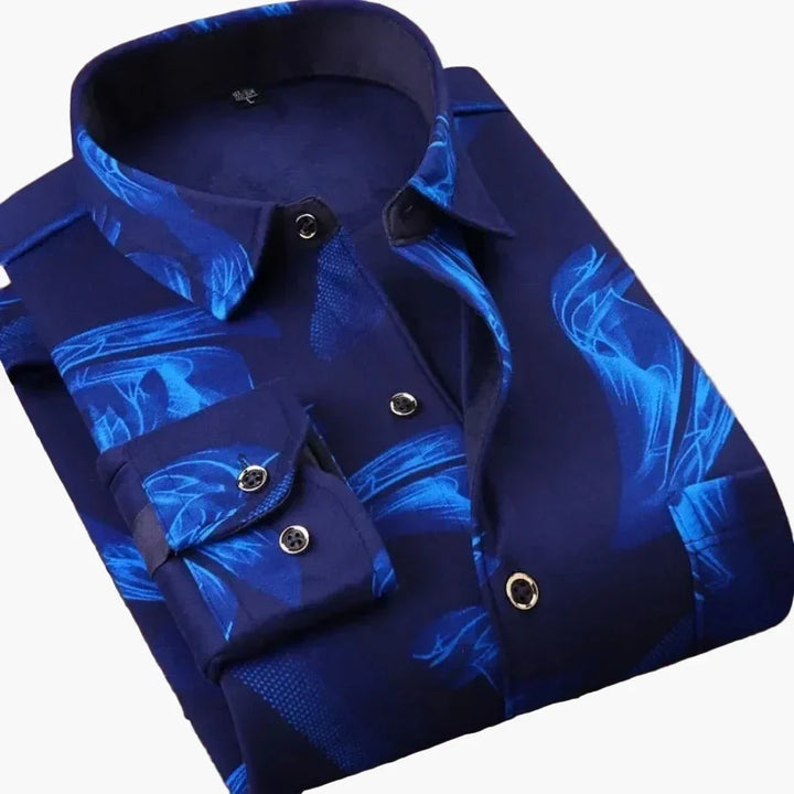 Detailansicht des karierten Musters am Herren Freizeithemd. Hochwertiges Oberteil mit zeitlosem Design.