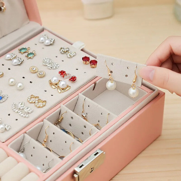 Kompakte Schmuckschatulle aus Leder für Damen, ideal zum Organisieren von Ringen und Ketten.