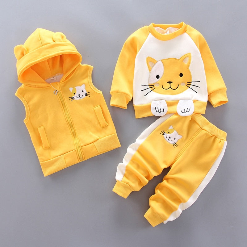 Modisches Kinder Winterbekleidungsset, warm und mit liebevollen Details.