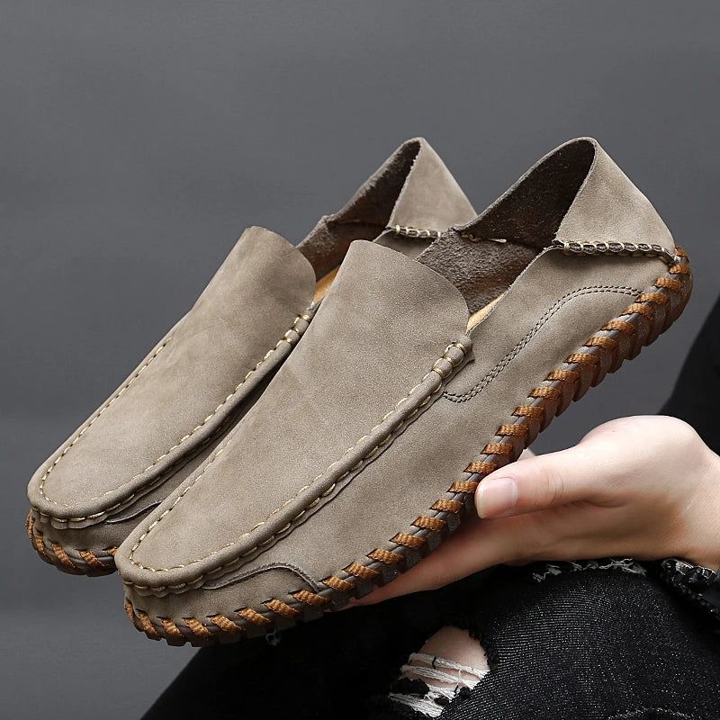 Vielseitige Herren Komfortschuhe: Slip-On Slipper, handgenäht, mit rutschfester Sohle – ideal für Freizeit & Büro.