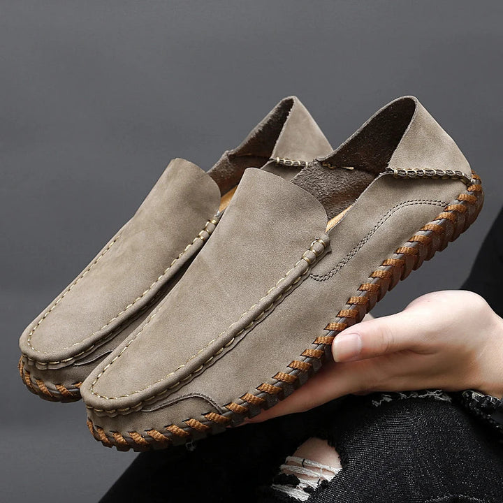 Vielseitige Herren Komfortschuhe: Slip-On Slipper, handgenäht, mit rutschfester Sohle – ideal für Freizeit & Büro.