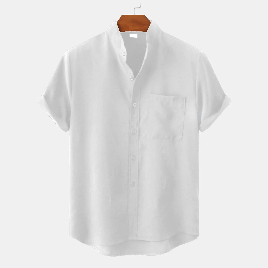 Stylisches Herren Kurzarmhemd ohne Kragen. Vielseitige Herrenmode für einen entspannten und modernen Sommerlook.