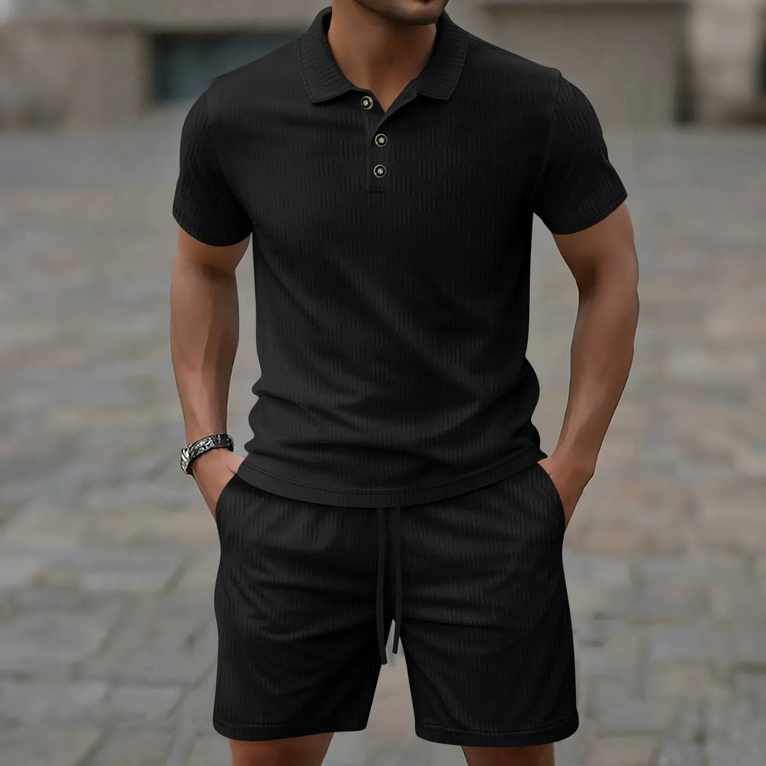 Detailaufnahme des hochwertigen Herren Polo-Sets, bestehend aus Kurzarm-Polohemd und Shorts für den Sommer.