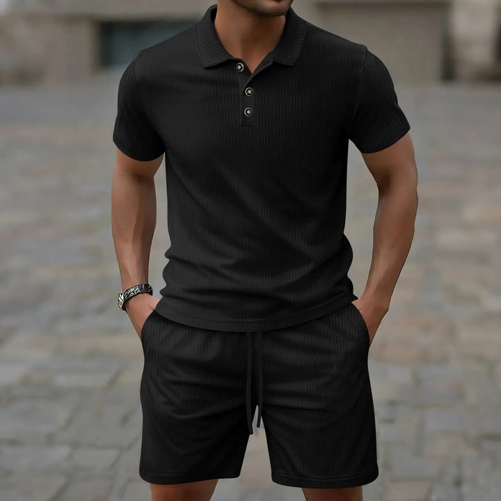 Detailaufnahme des hochwertigen Herren Polo-Sets, bestehend aus Kurzarm-Polohemd und Shorts für den Sommer.
