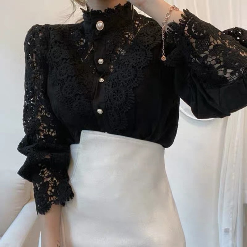 Klassische Damen Spitzenbluse Lucy, elegant mit zarten Spitzen-Details am Ausschnitt.