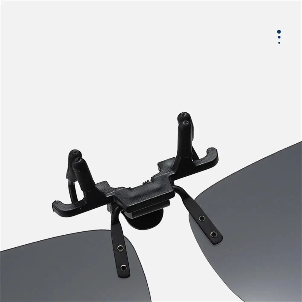 Hochklappbarer Sonnenclip mit UV400 Schutz für die Augen. Ideal für Outdoor & Autofahren.