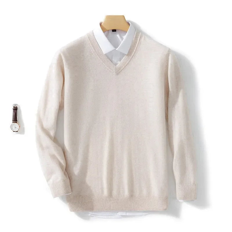 Zeitloser Herren V-Ausschnitt Strickpullover, vielseitig kombinierbar für Winter & Herbst. Elegant & casual.